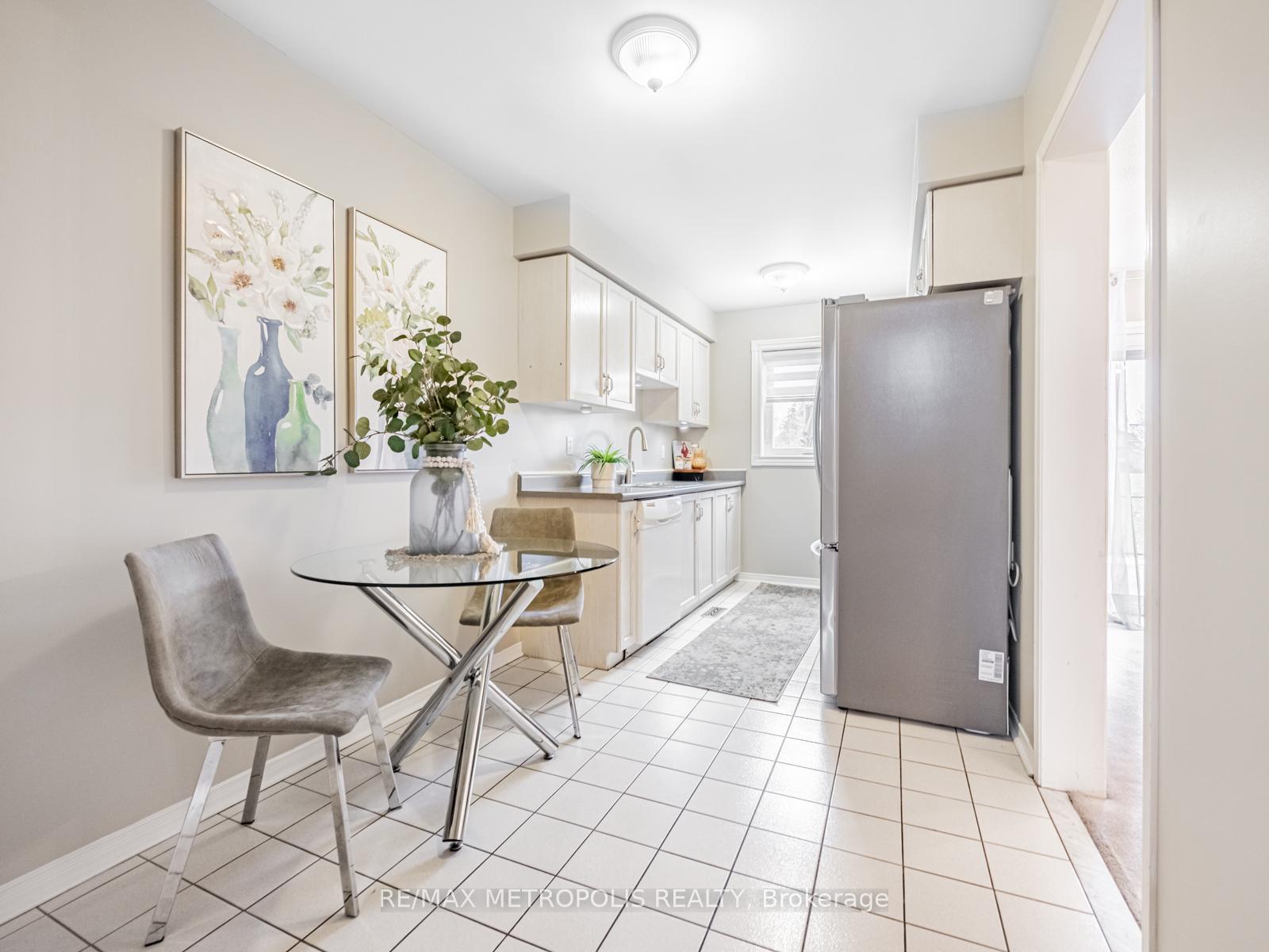 Photo 14 of 23 Torada Court, Brampton, Snelgrove — HOMEH