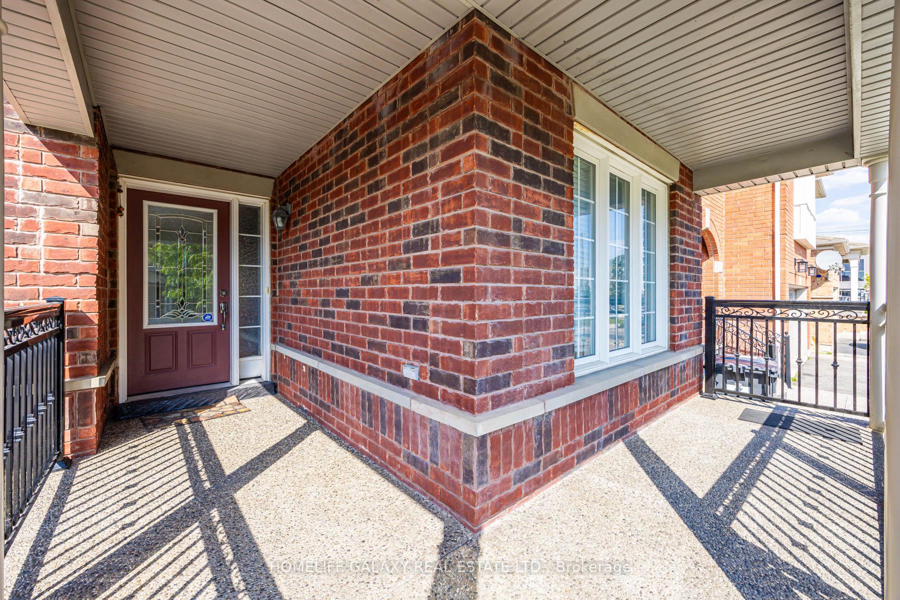 Photo 3 of 12 Snapdragon Square, Brampton, Bram East — HOMEH