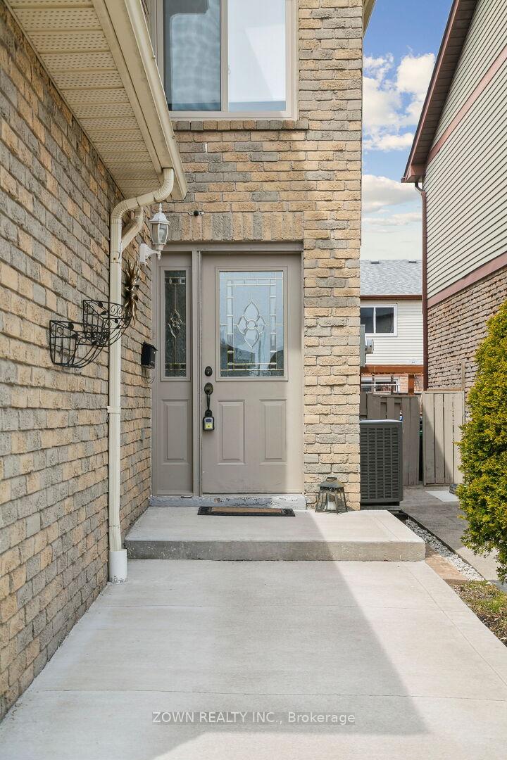 Photo 3 of 33 Dafoe Crescent, Brampton, Fletcher's West — HOMEH