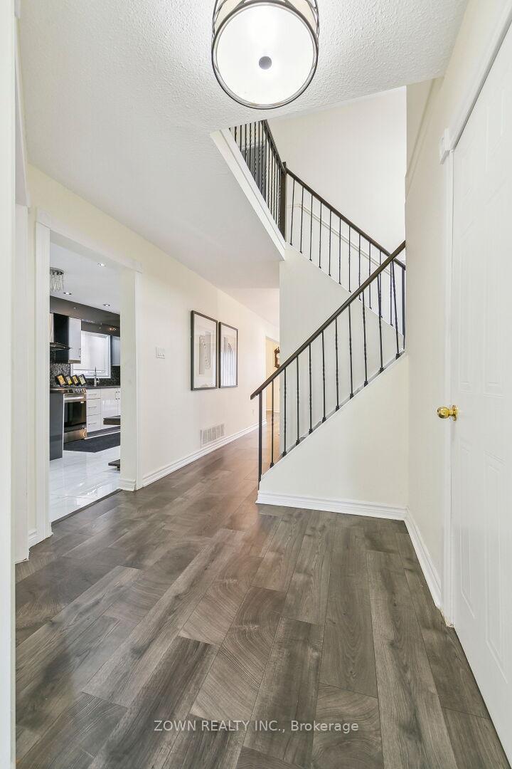 Photo 4 of 33 Dafoe Crescent, Brampton, Fletcher's West — HOMEH