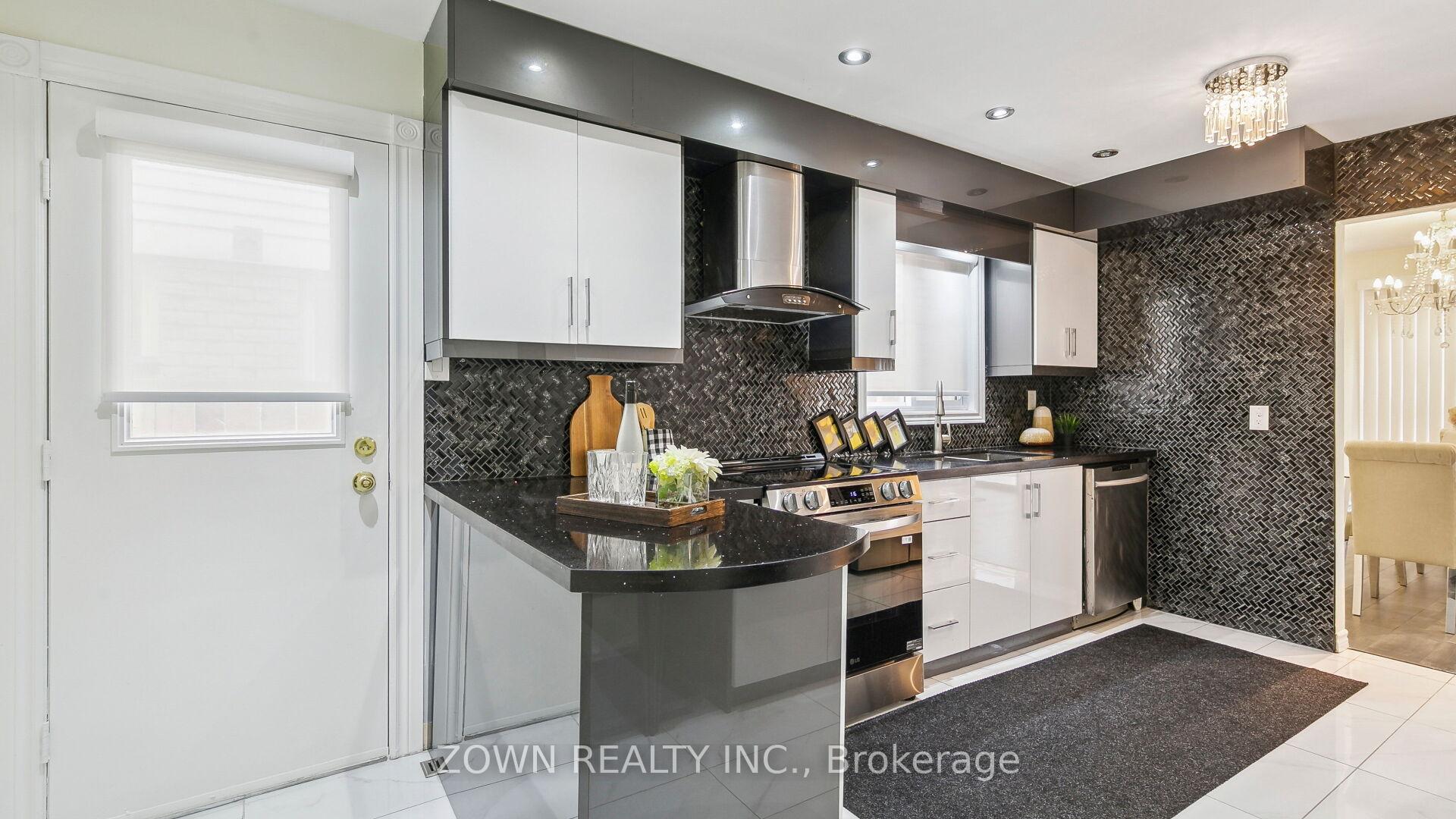 Photo 10 of 33 Dafoe Crescent, Brampton, Fletcher's West — HOMEH