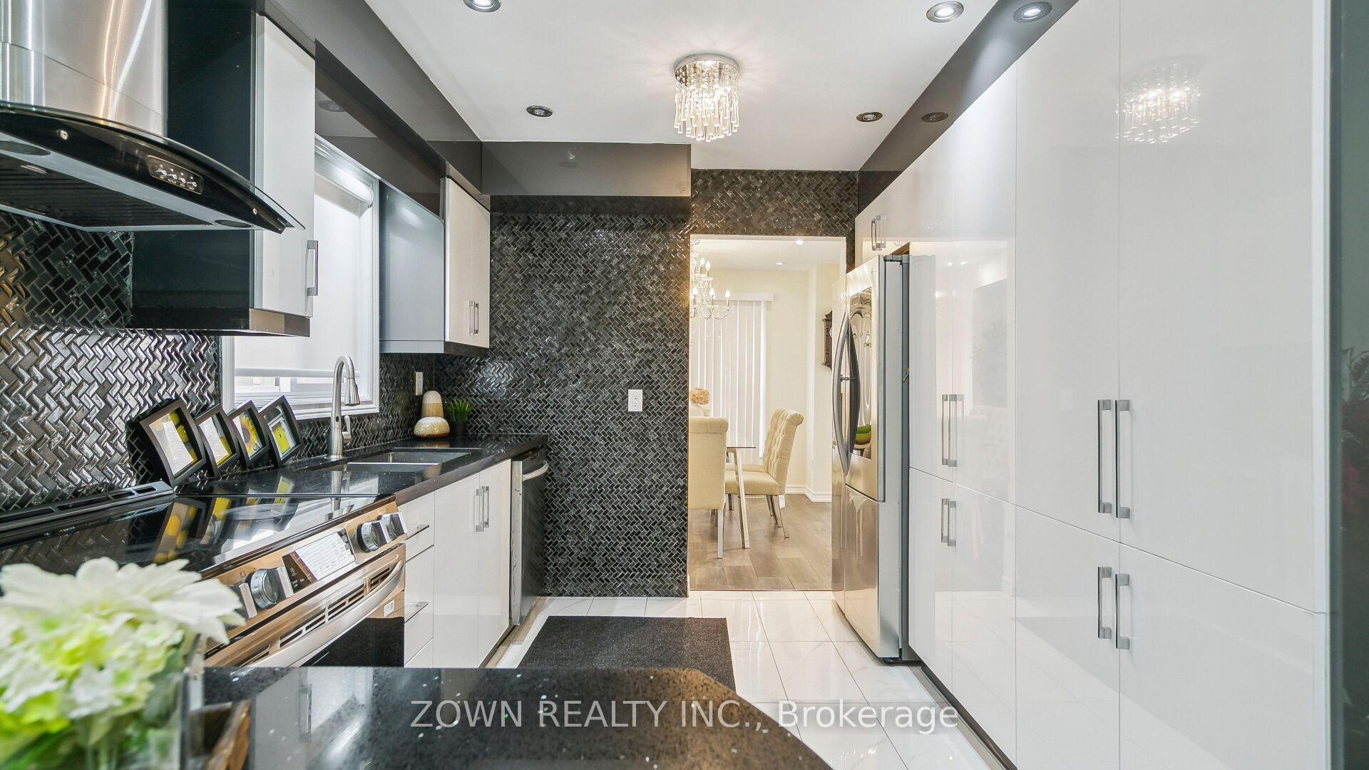 Photo 11 of 33 Dafoe Crescent, Brampton, Fletcher's West — HOMEH