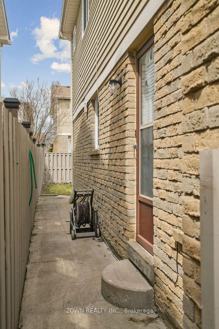 Photo 38 of 33 Dafoe Crescent, Brampton, Fletcher's West — HOMEH