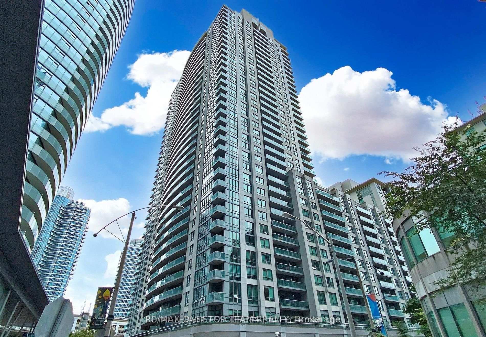 Front of Unit 811, 19 Grand Trunk Crescent