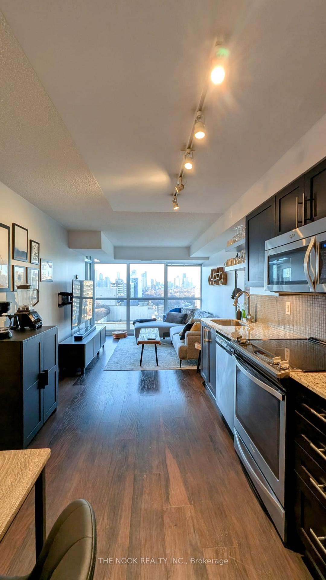 Photo 3 of Unit 2013, 400 Adelaide Street E, Toronto, Moss Park — HOMEH