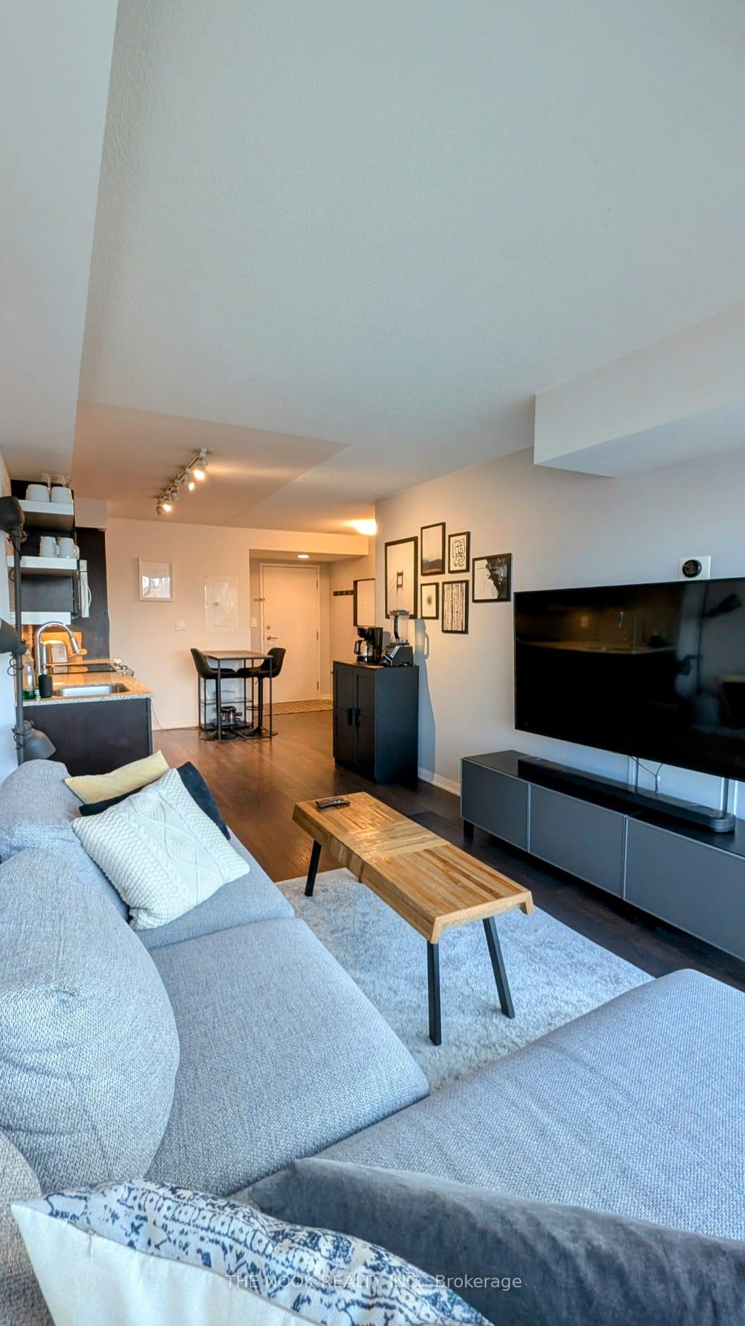 Photo 5 of Unit 2013, 400 Adelaide Street E, Toronto, Moss Park — HOMEH