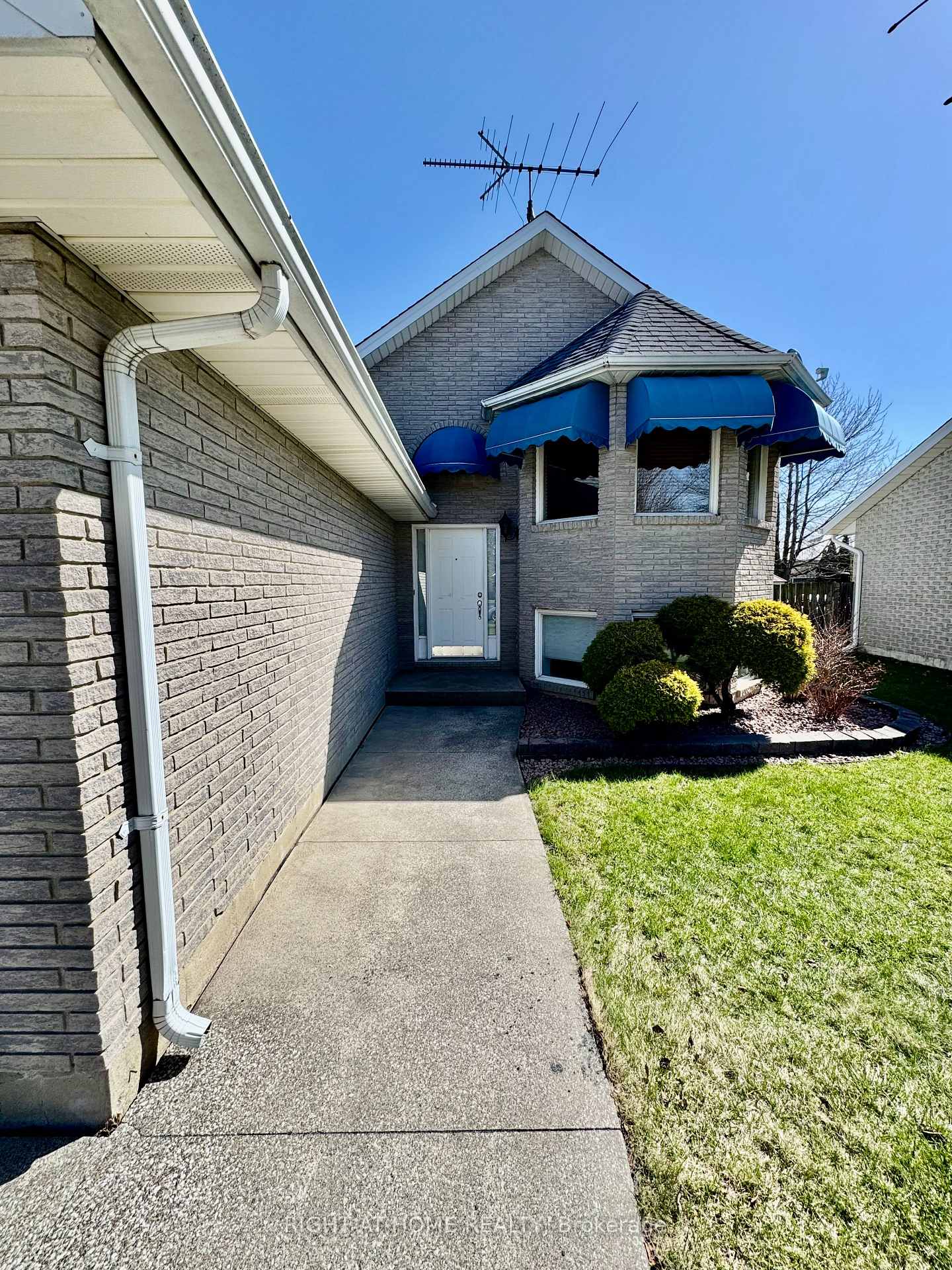 Photo 2 of 2520 Strawberry Drive, Tecumseh — HOMEH