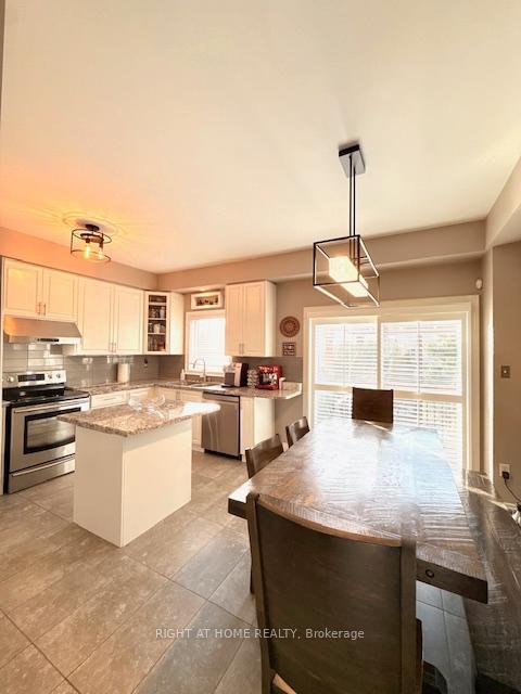 Photo 5 of 110 Dells Crescent, Brampton, Fletcher's Meadow — HOMEH