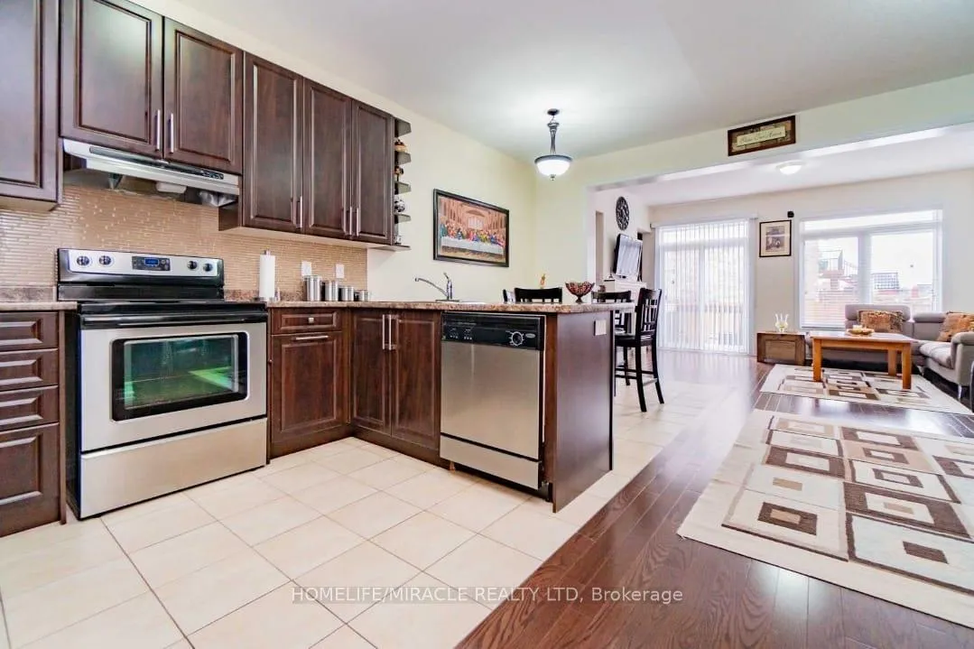 Photo 3 of 11 Lorenzo Circle, Brampton, Sandringham-Wellington — HOMEH