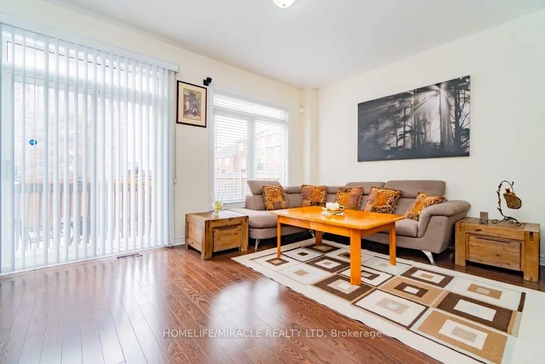 Photo 8 of 11 Lorenzo Circle, Brampton, Sandringham-Wellington — HOMEH