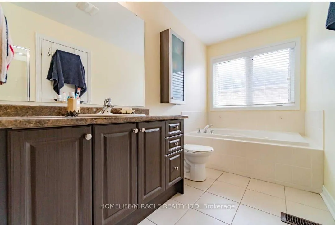 Photo 9 of 11 Lorenzo Circle, Brampton, Sandringham-Wellington — HOMEH