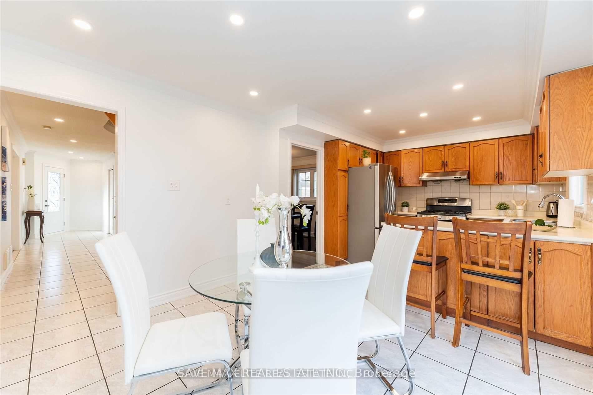 Photo 5 of 20 Bent Tree Court, Brampton, Fletcher's Creek South — HOMEH