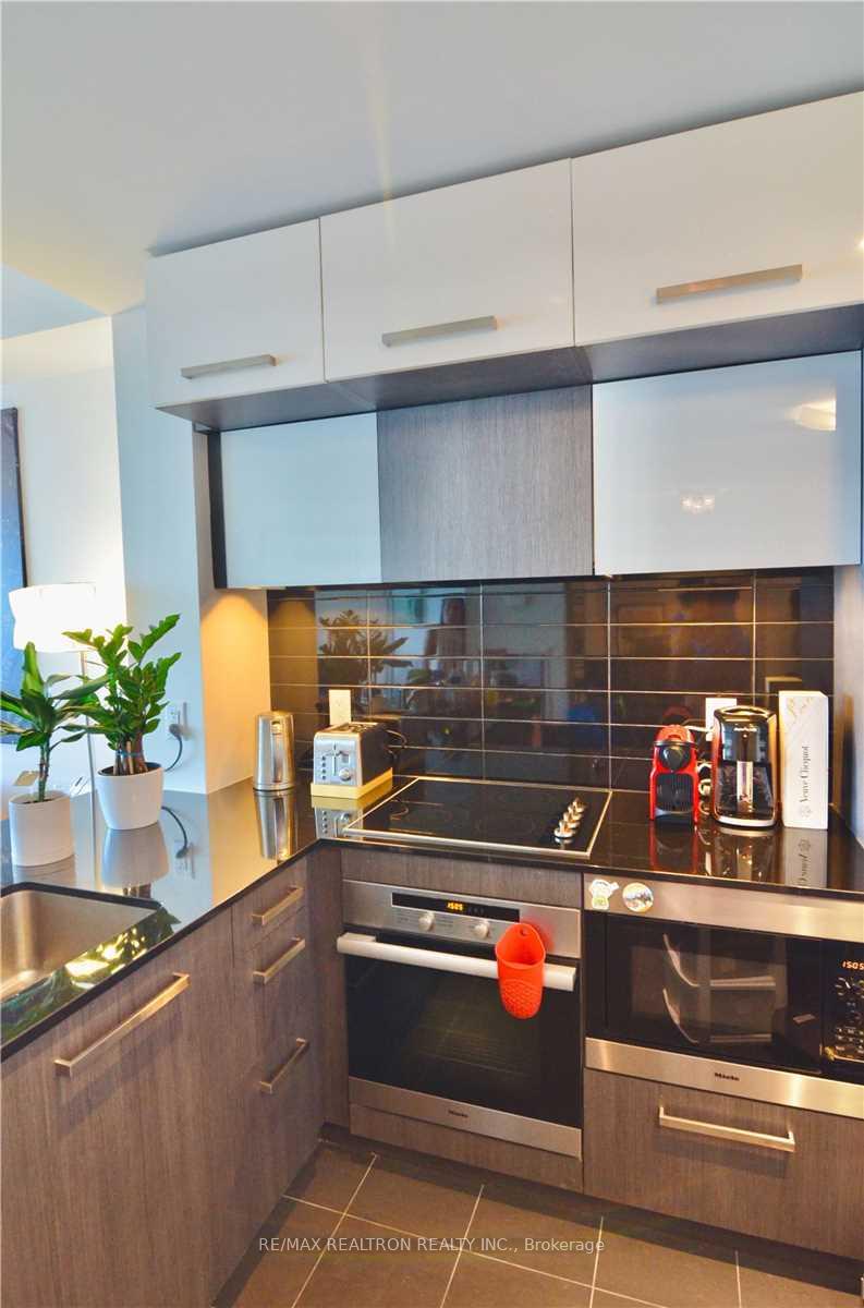Photo 3 of Unit 4901, 8 The Esplanade, Toronto, Waterfront Communities — HOMEH