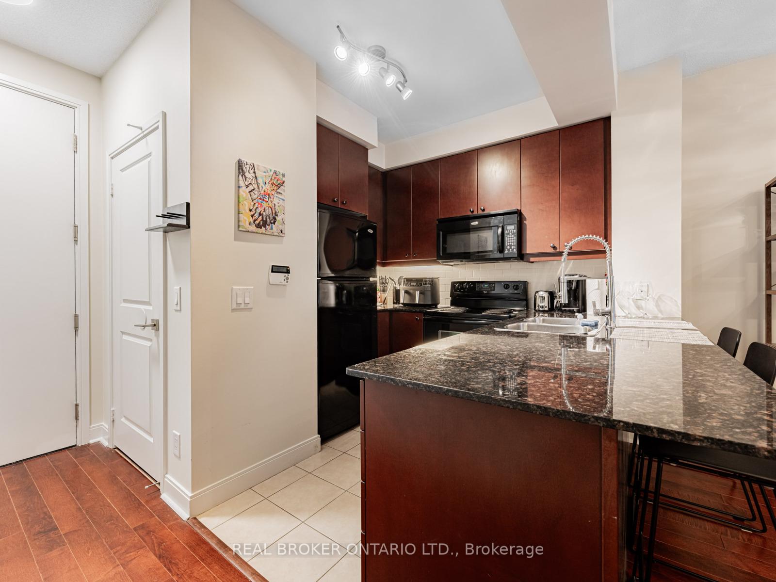 Photo 2 of Unit 904, 38 The Esplanade, Toronto, Waterfront Communities — HOMEH