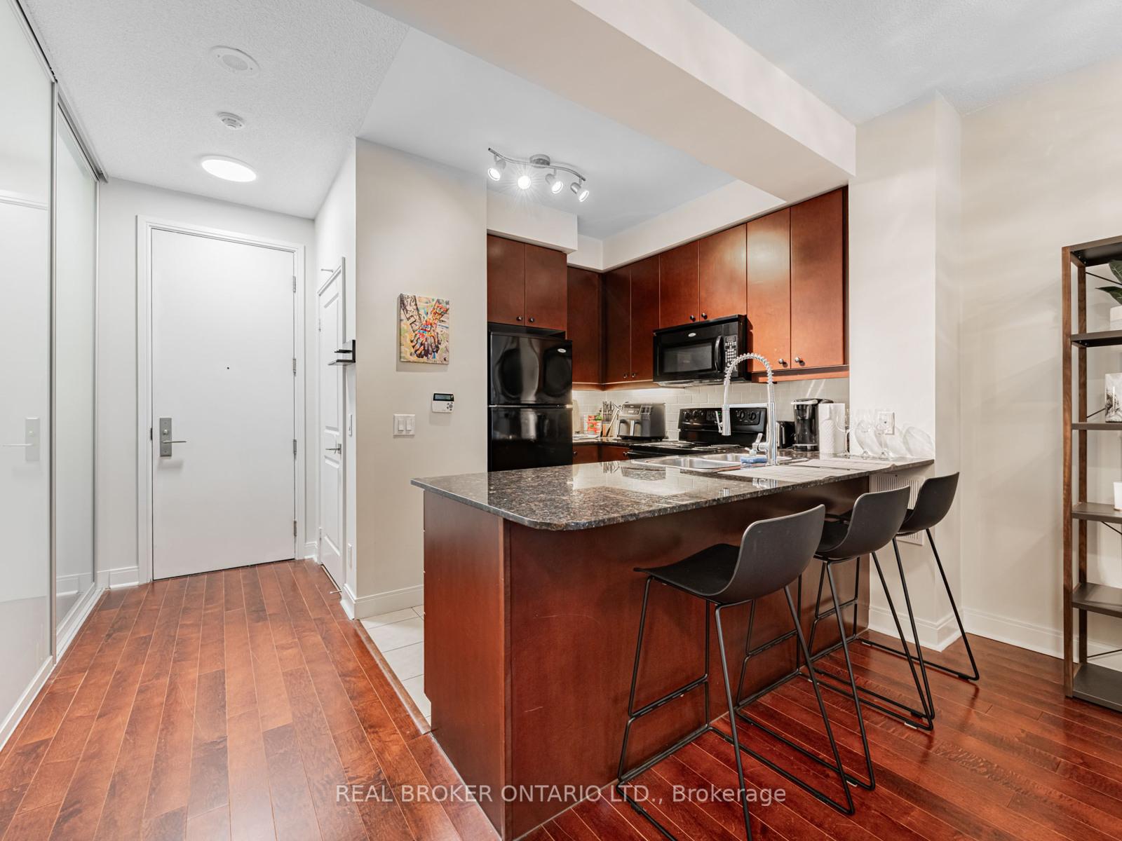 Photo 3 of Unit 904, 38 The Esplanade, Toronto, Waterfront Communities — HOMEH