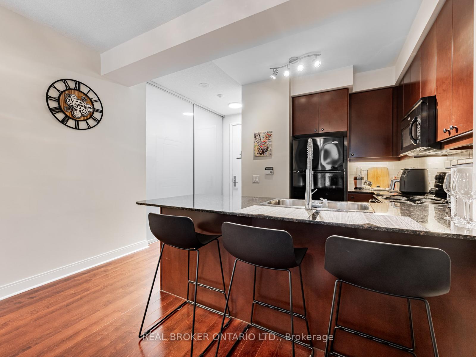 Photo 4 of Unit 904, 38 The Esplanade, Toronto, Waterfront Communities — HOMEH