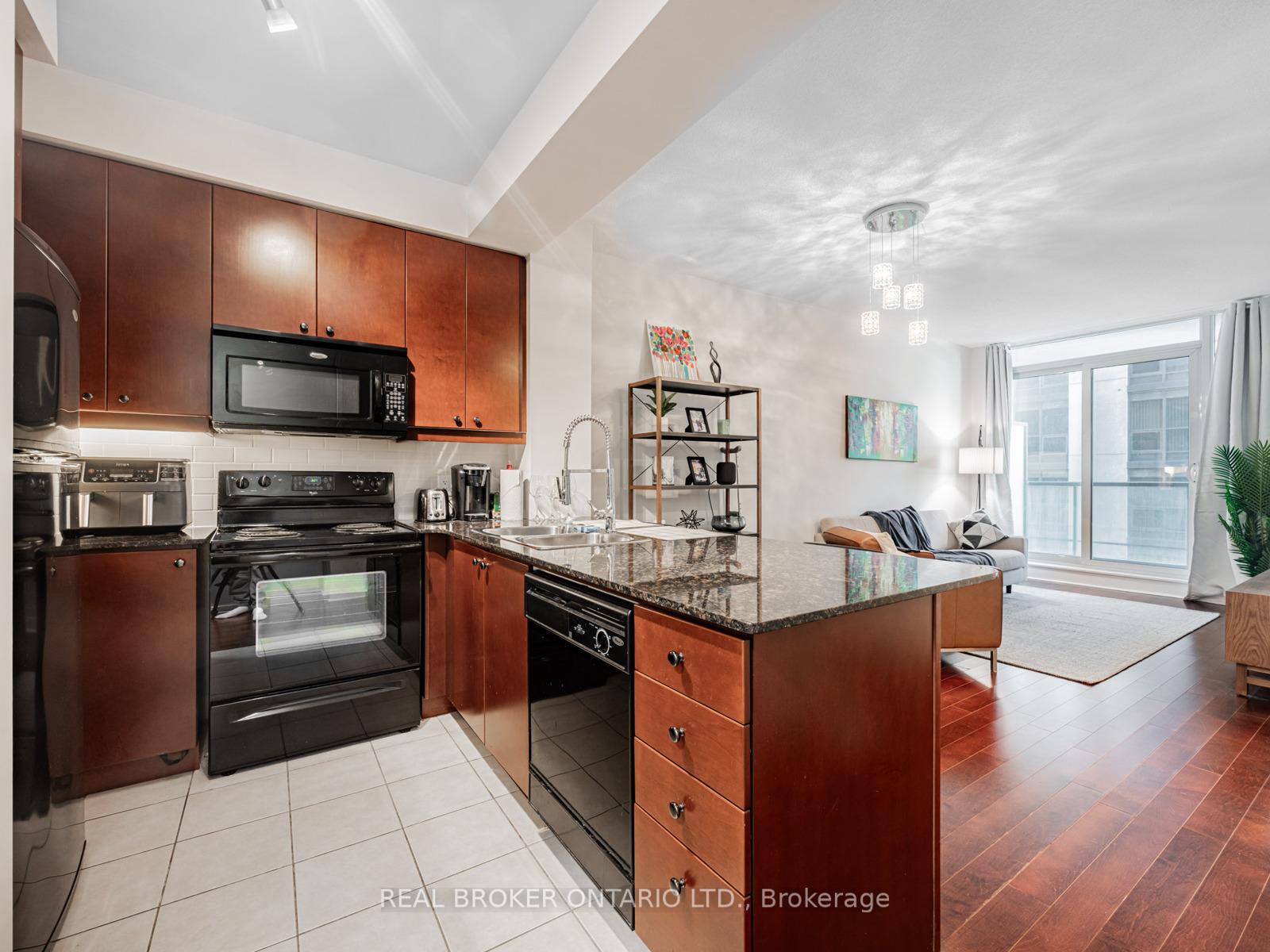 Photo 6 of Unit 904, 38 The Esplanade, Toronto, Waterfront Communities — HOMEH