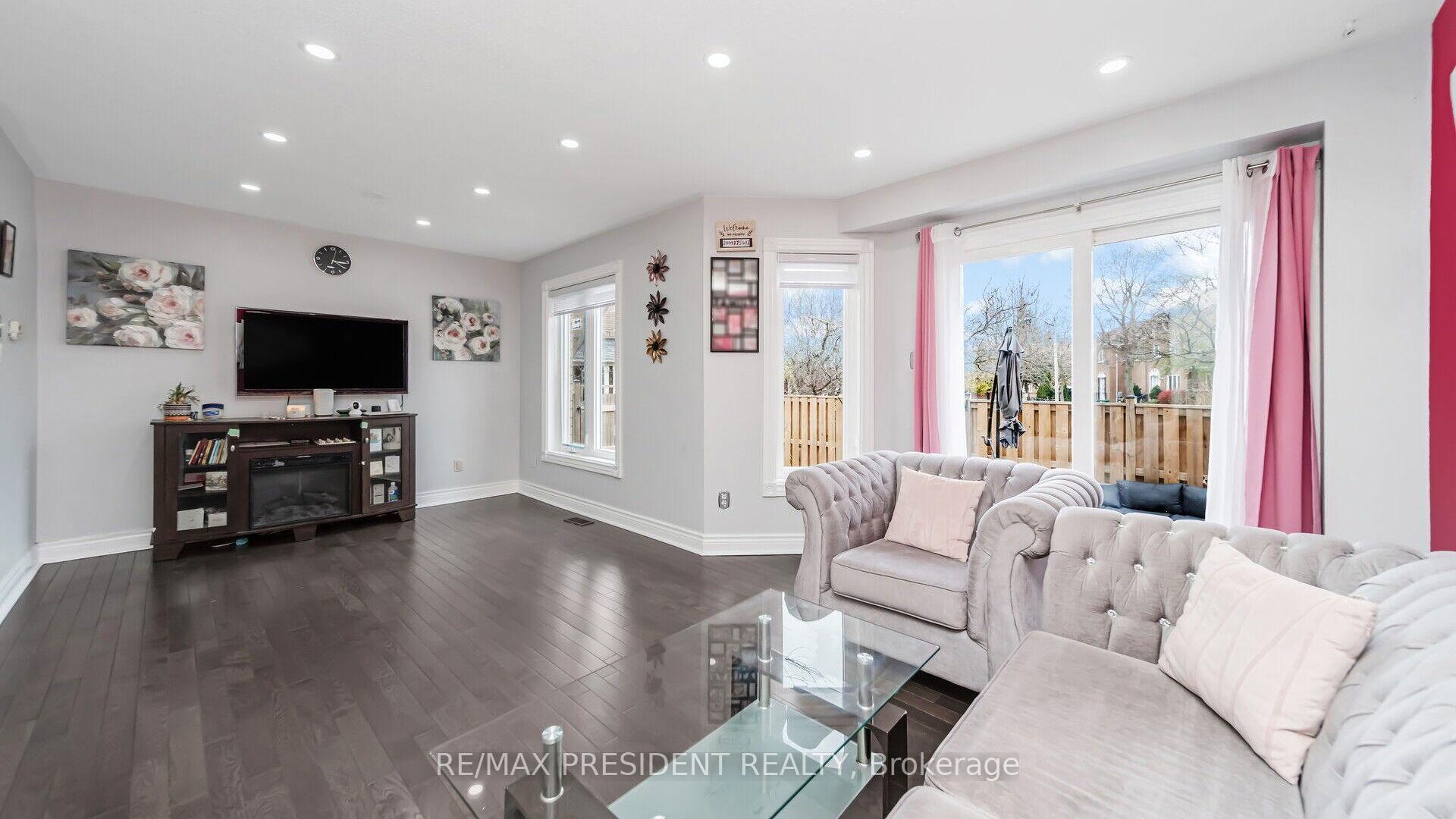 Photo 10 of 19 Quail Feather Crescent, Brampton, Sandringham-Wellington — HOMEH