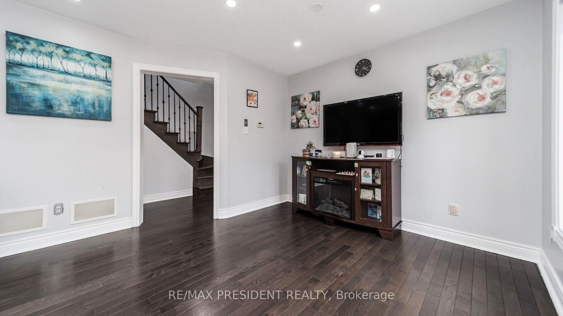 Photo 12 of 19 Quail Feather Crescent, Brampton, Sandringham-Wellington — HOMEH