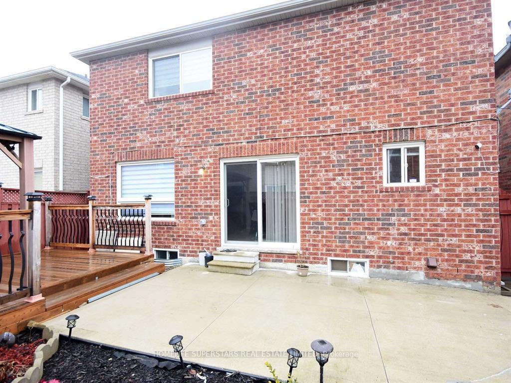 Photo 2 of 64 Mccrimmon Drive, Brampton, Fletcher's Meadow — HOMEH
