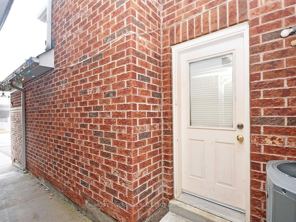 Photo 5 of 64 Mccrimmon Drive, Brampton, Fletcher's Meadow — HOMEH