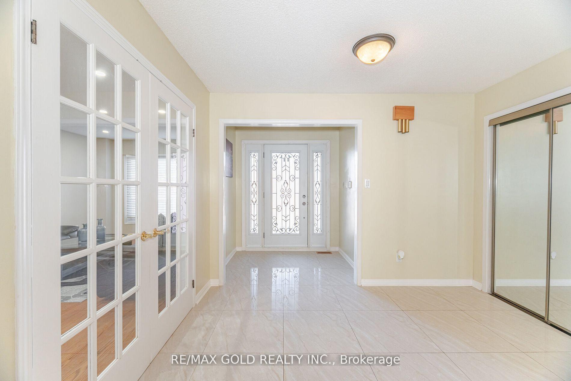 Photo 2 of 26 Mossbank Drive, Brampton, Fletcher's Creek South — HOMEH