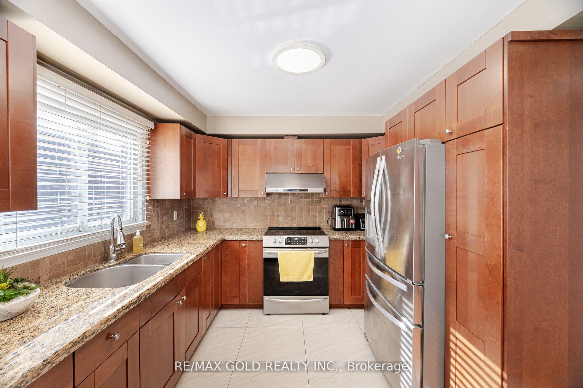 Photo 3 of 26 Mossbank Drive, Brampton, Fletcher's Creek South — HOMEH