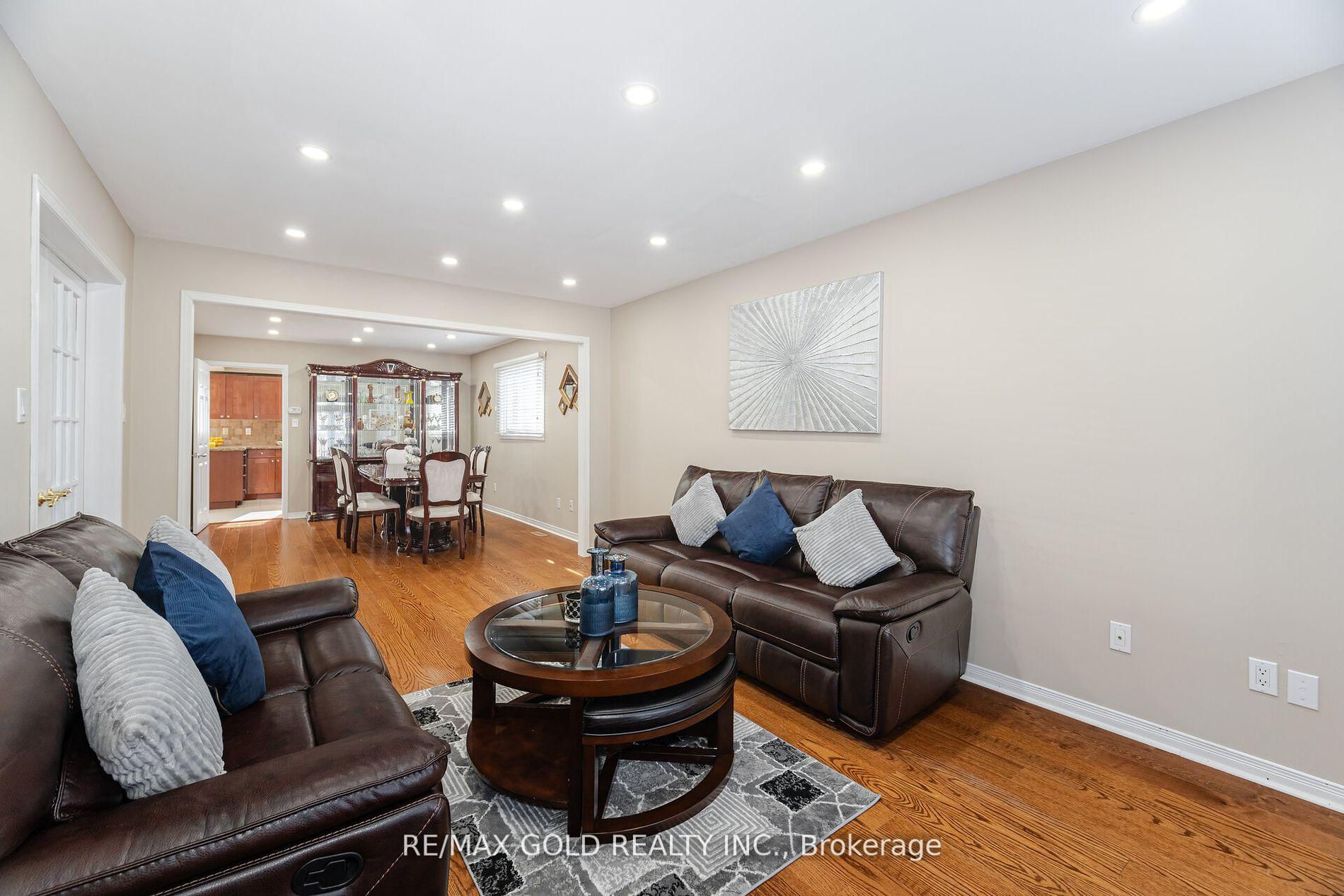 Photo 5 of 26 Mossbank Drive, Brampton, Fletcher's Creek South — HOMEH