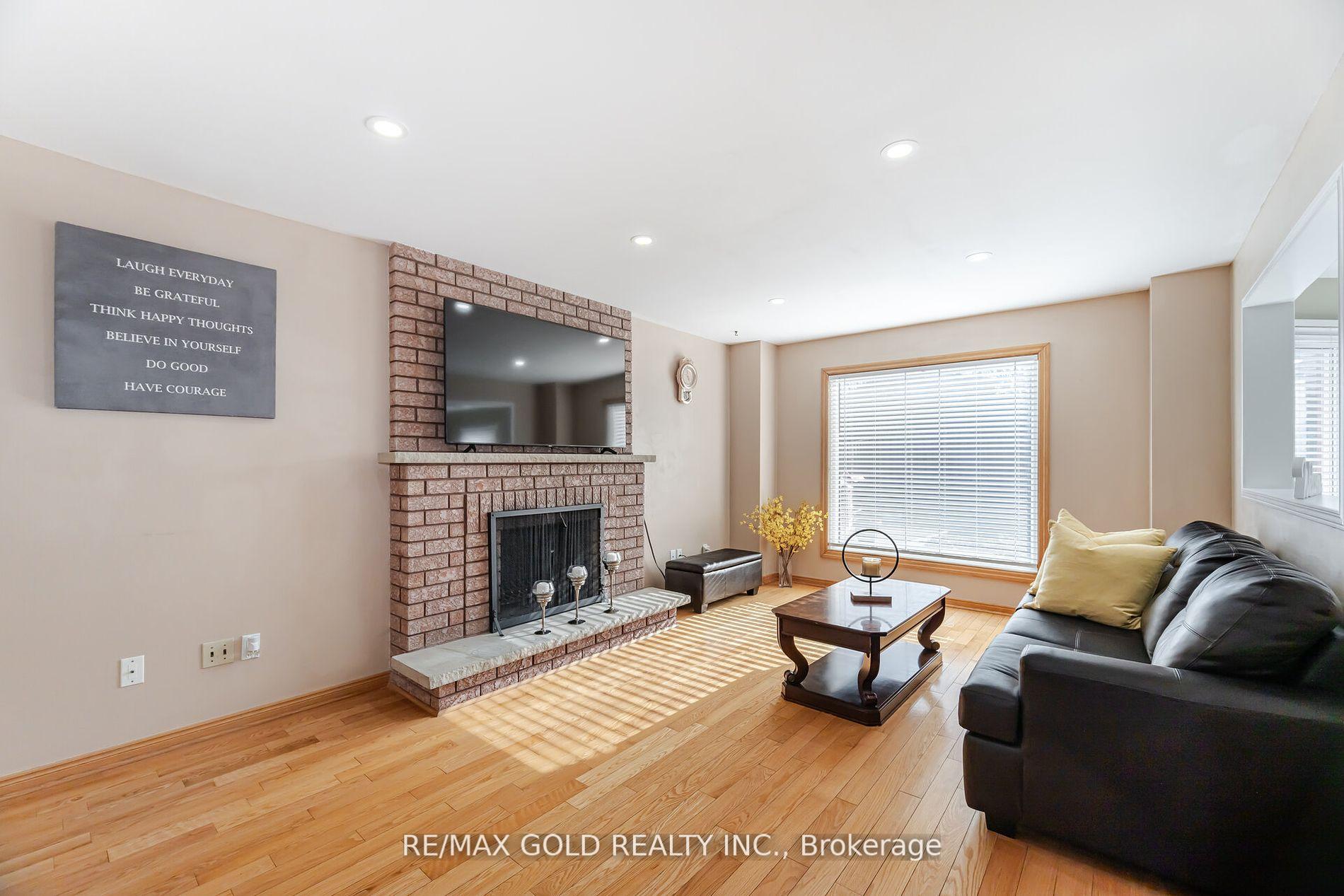 Photo 7 of 26 Mossbank Drive, Brampton, Fletcher's Creek South — HOMEH