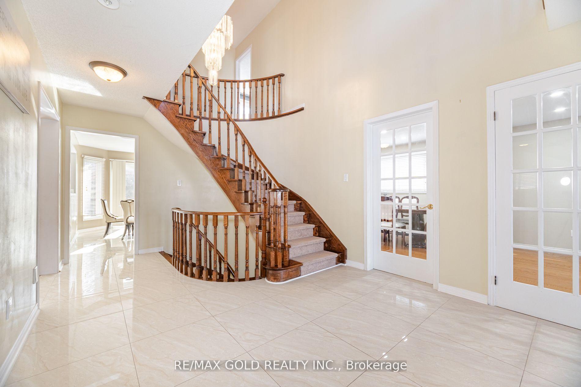 Photo 10 of 26 Mossbank Drive, Brampton, Fletcher's Creek South — HOMEH