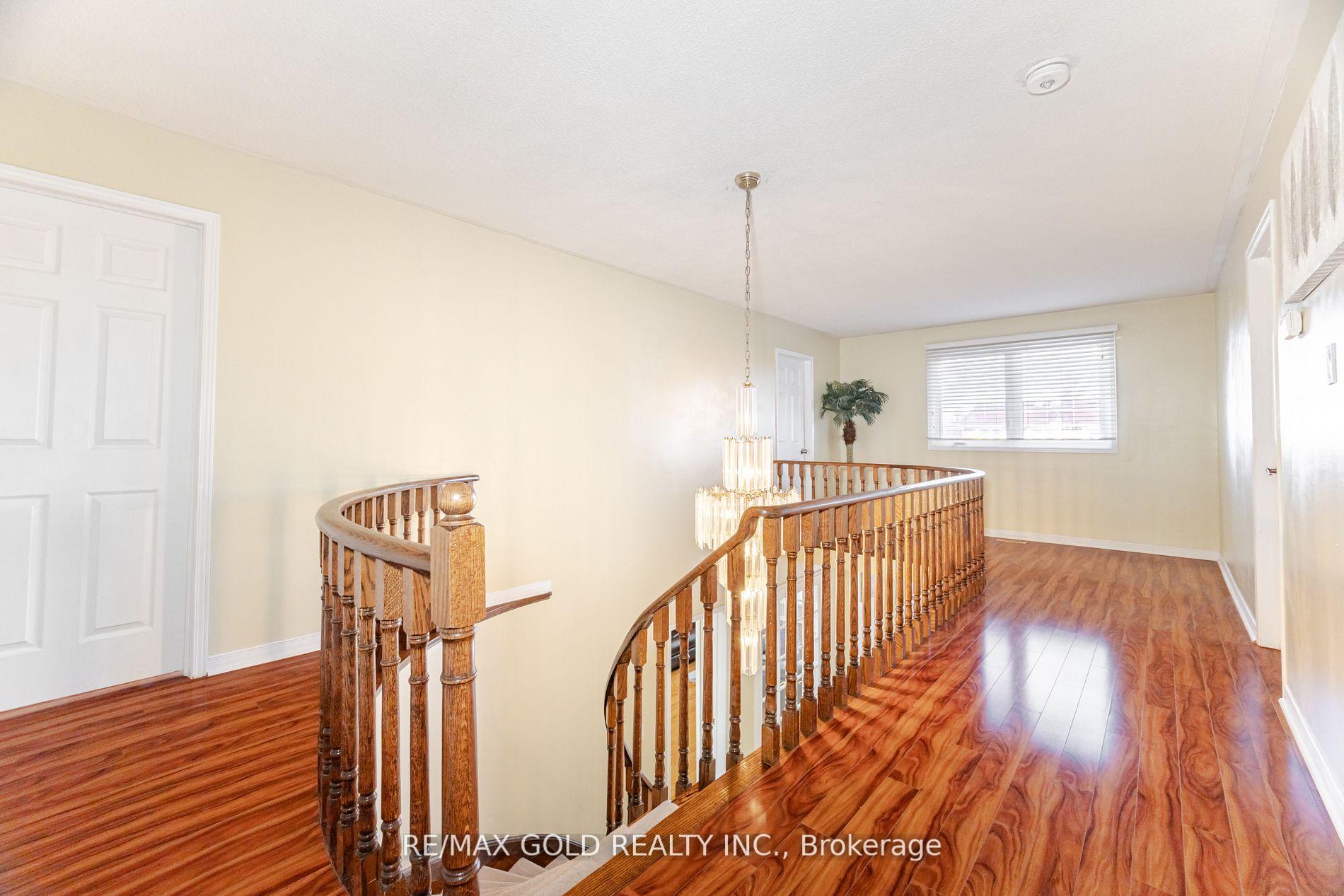Photo 11 of 26 Mossbank Drive, Brampton, Fletcher's Creek South — HOMEH