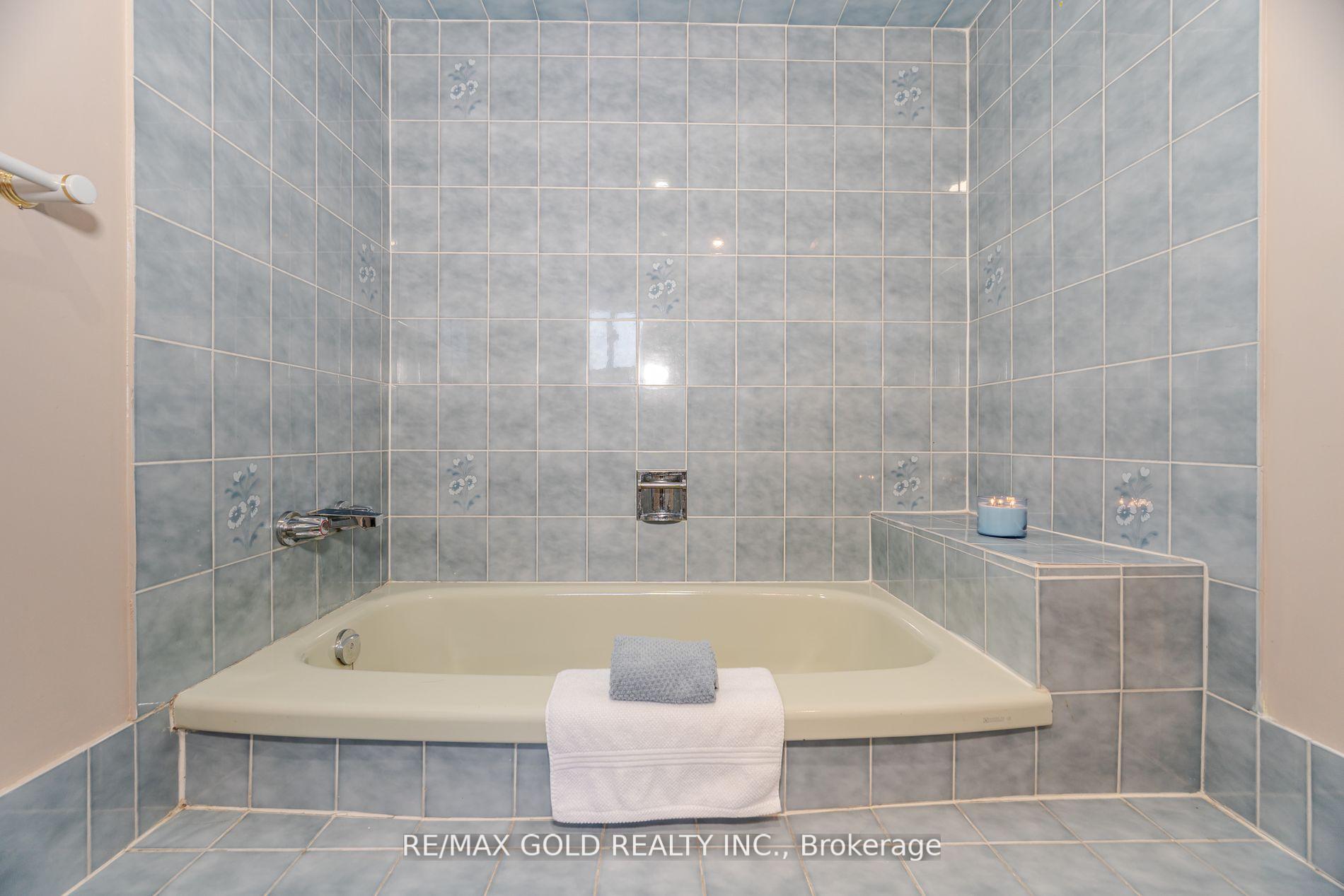 Photo 15 of 26 Mossbank Drive, Brampton, Fletcher's Creek South — HOMEH