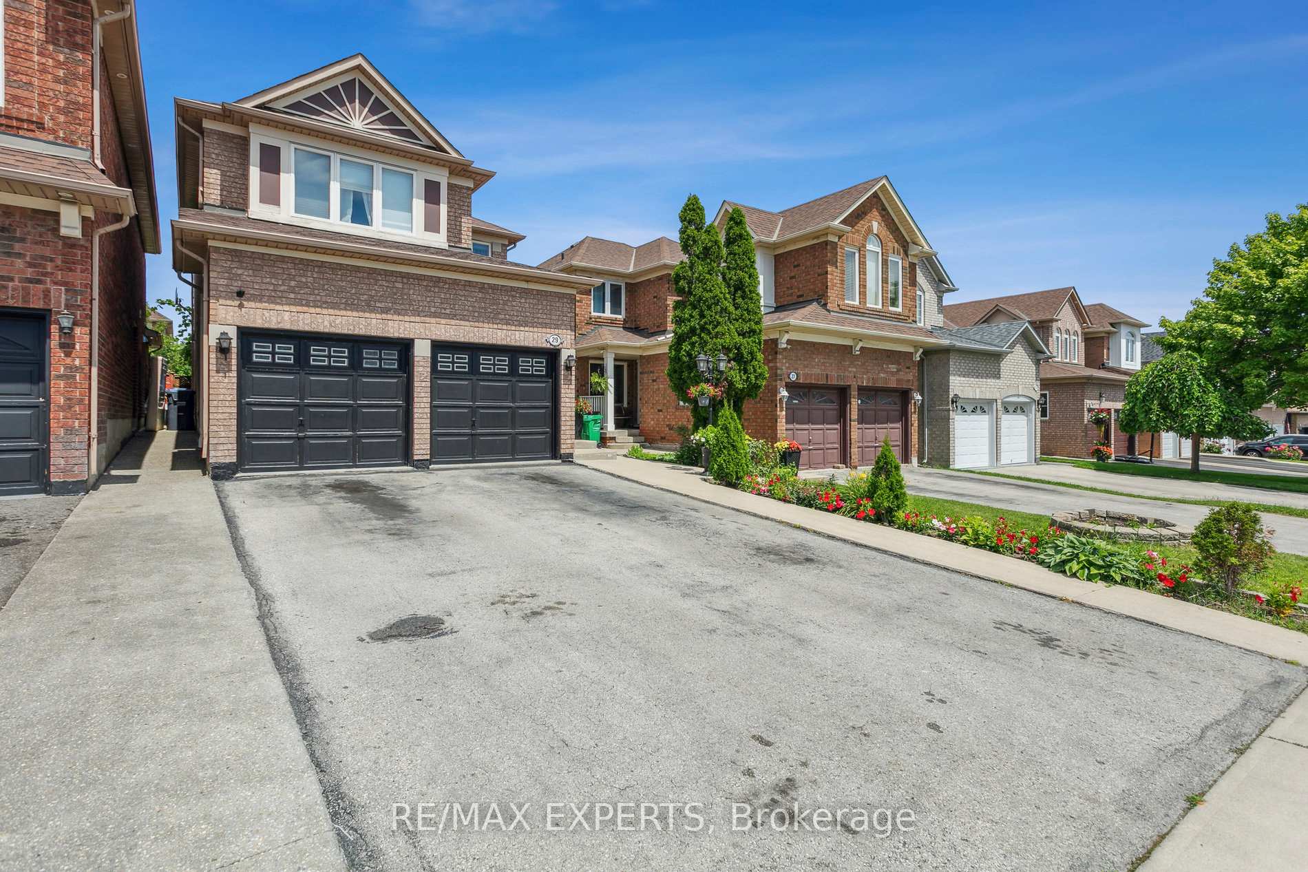 Photo 2 of 29 Narrow Valley Crescent, Brampton, Sandringham-Wellington — HOMEH