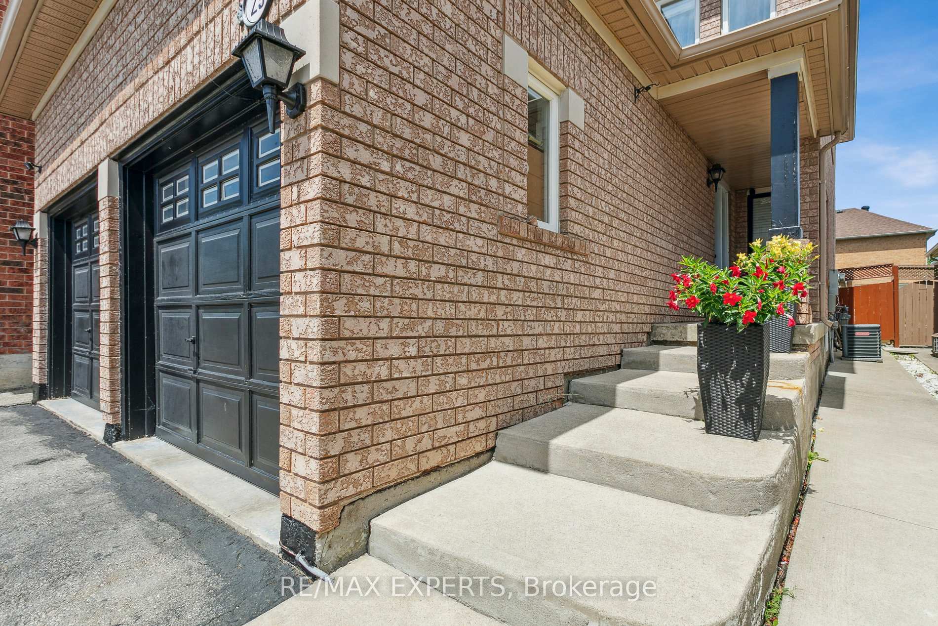 Photo 6 of 29 Narrow Valley Crescent, Brampton, Sandringham-Wellington — HOMEH