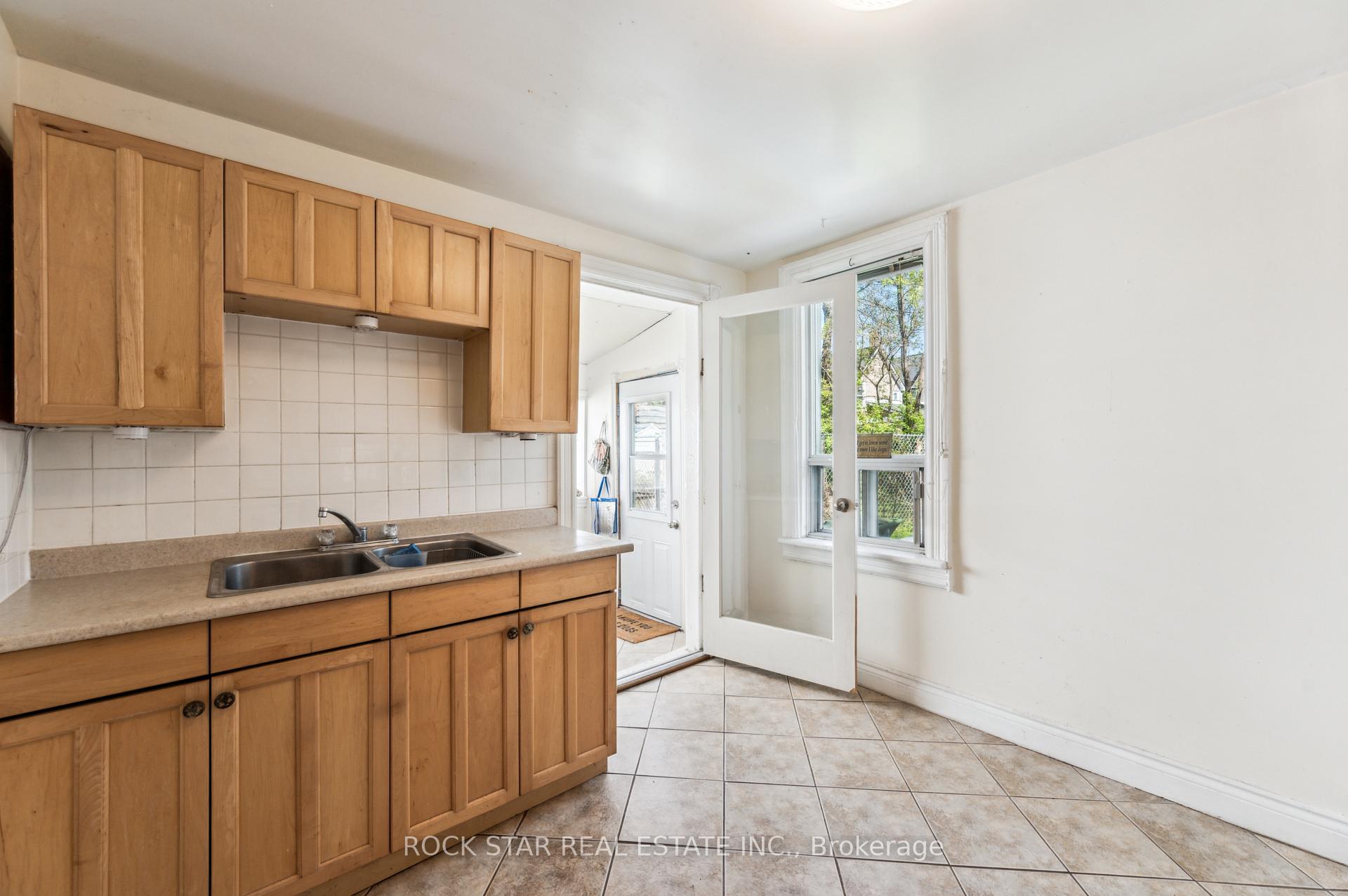 Photo 21 of 56 Breadalbane Street, Hamilton, Strathcona — HOMEH
