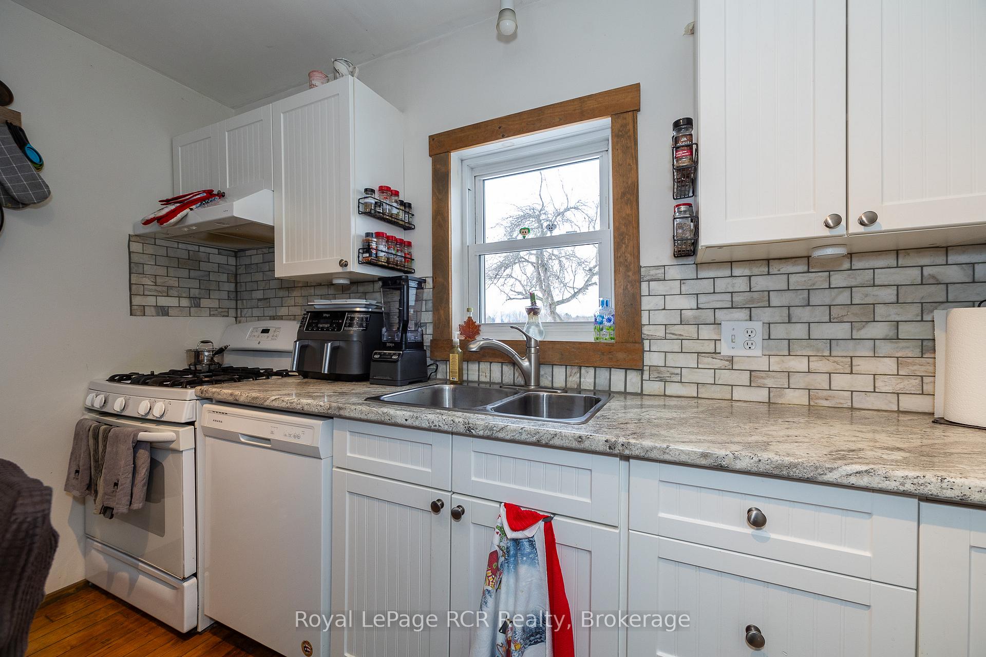 Photo 11 of 206 Crawford Road, Chatsworth — HOMEH