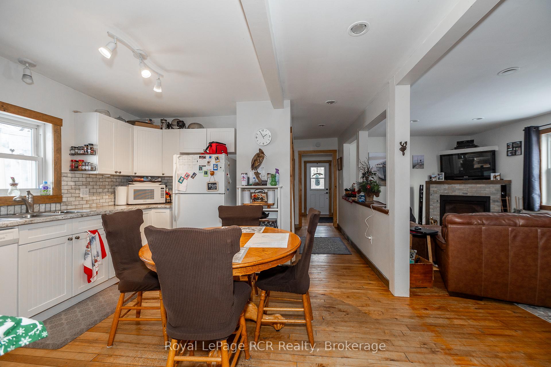 Photo 12 of 206 Crawford Road, Chatsworth — HOMEH
