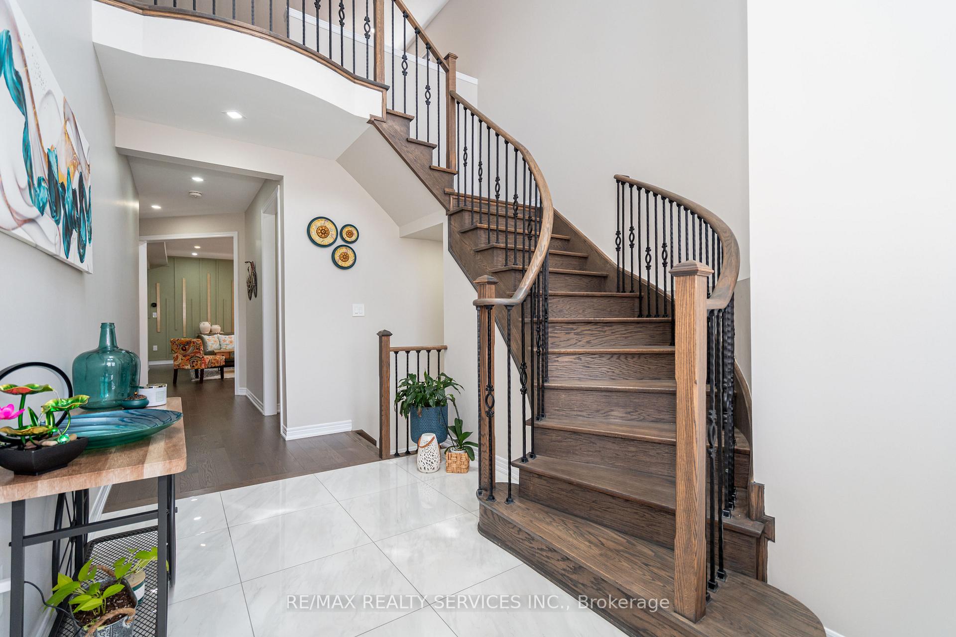 Photo 4 of 109 Benhurst Crescent, Brampton, Northwest Brampton — HOMEH