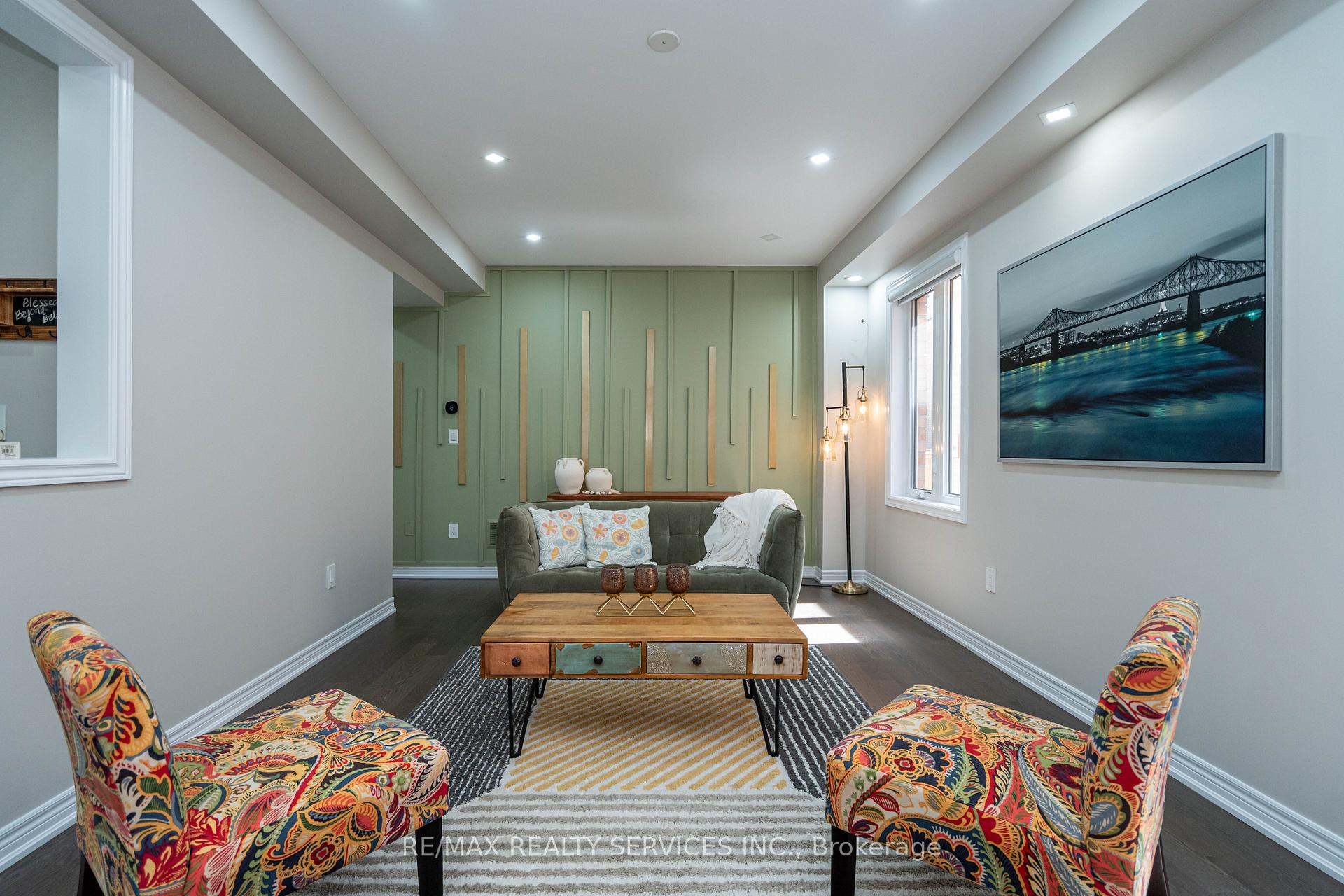 Photo 3 of 109 Benhurst Crescent, Brampton, Northwest Brampton — HOMEH