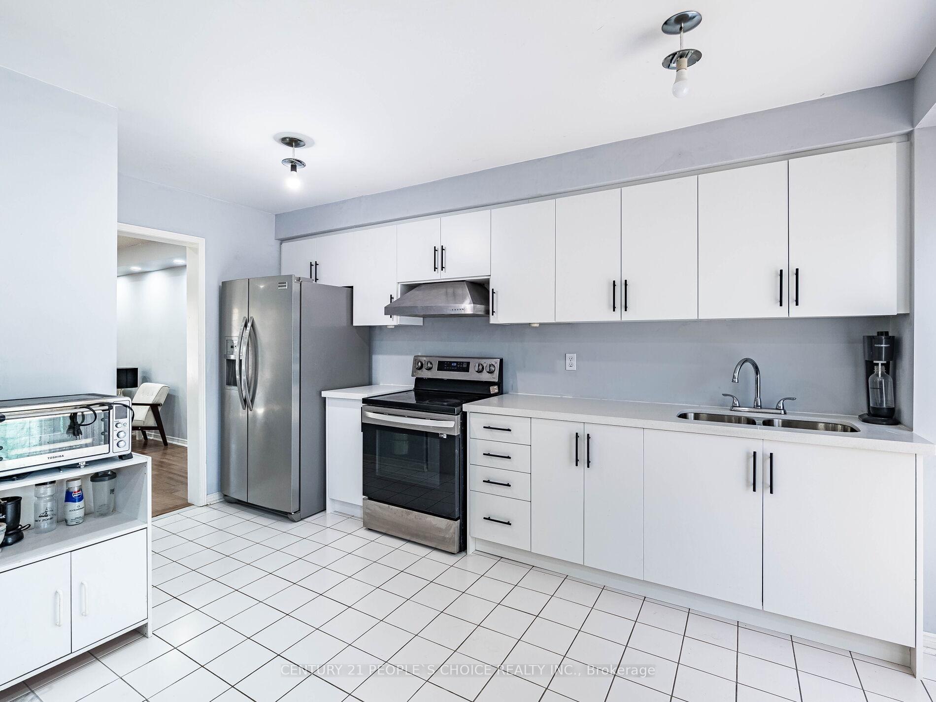 Photo 4 of 175 Fernforest Drive, Brampton, Sandringham-Wellington — HOMEH