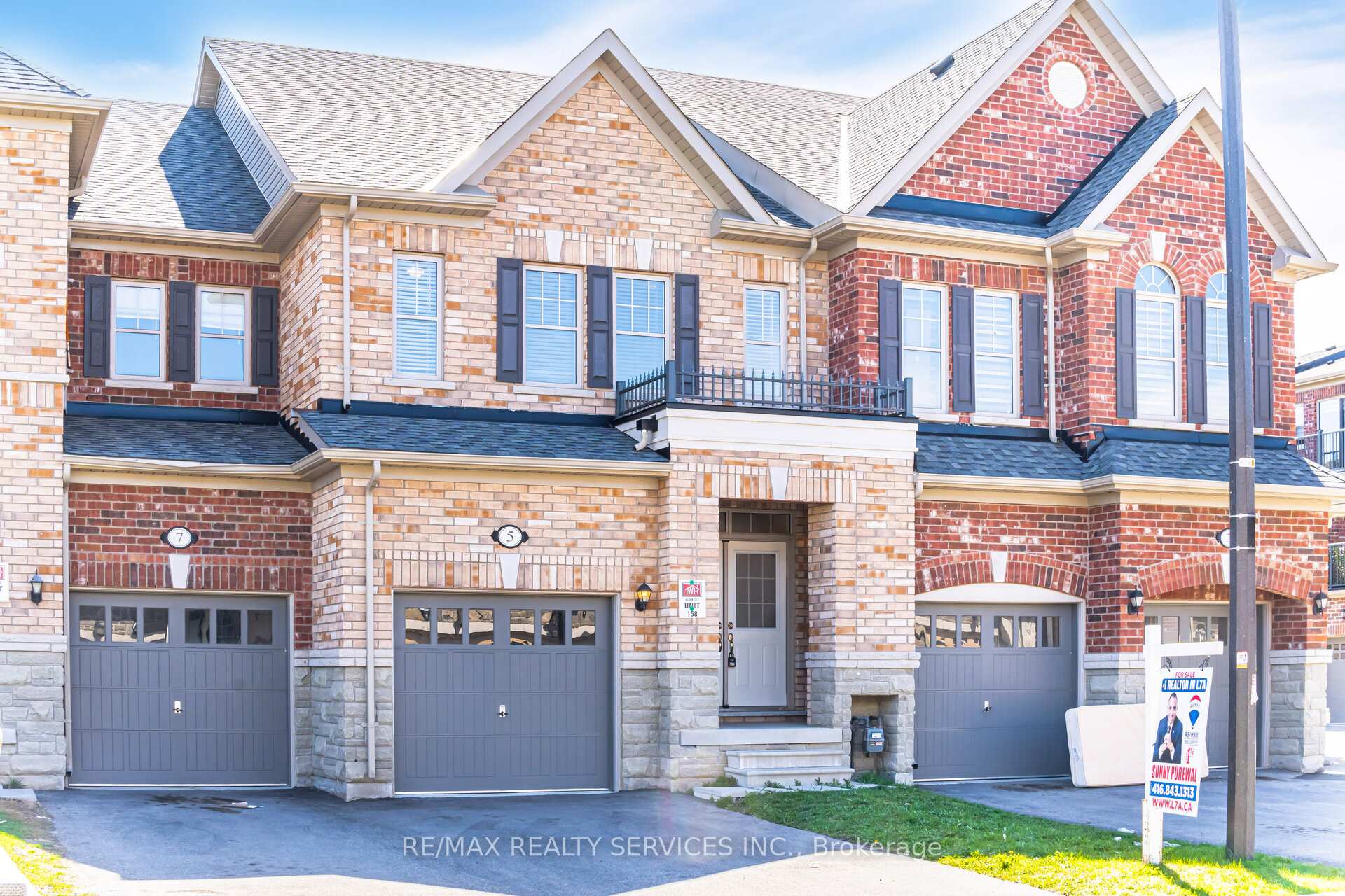 Photo 2 of 5 Pearman Crescent, Brampton, Northwest Brampton — HOMEH
