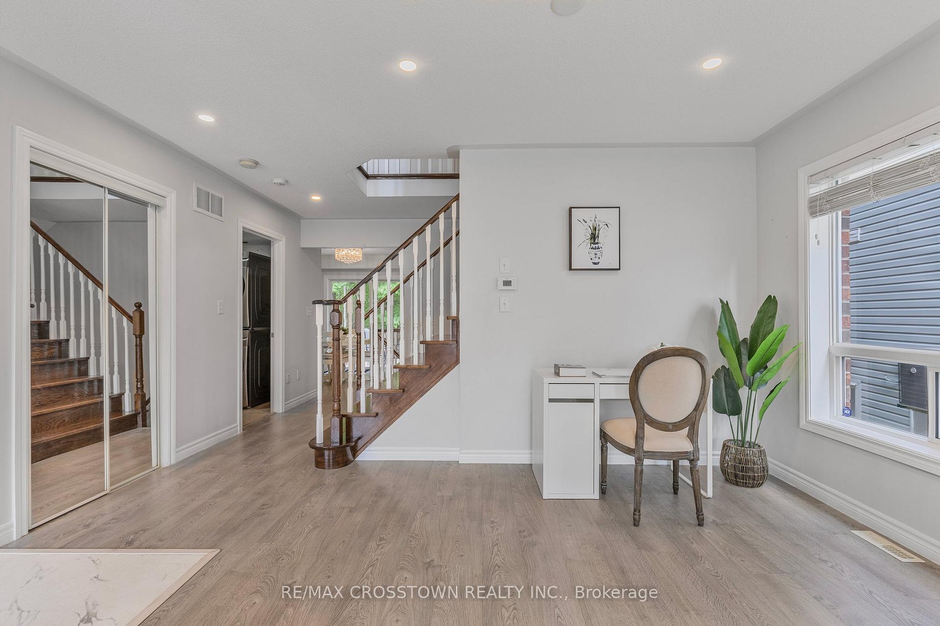 Photo 7 of 103 Diana Way, Barrie, Innis-Shore — HOMEH