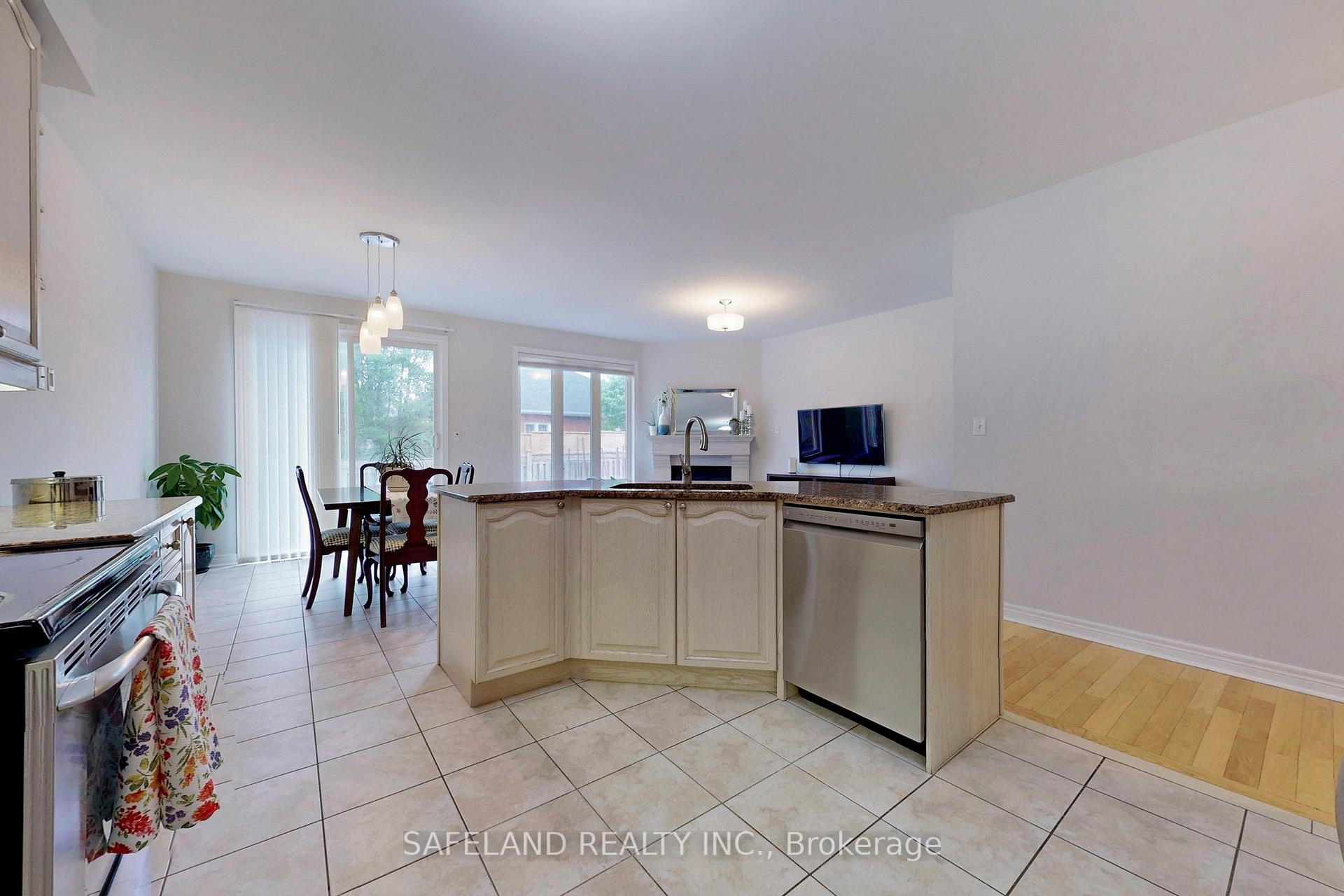 Photo 11 of 41 Eakins Drive, Aurora, Bayview Northeast — HOMEH