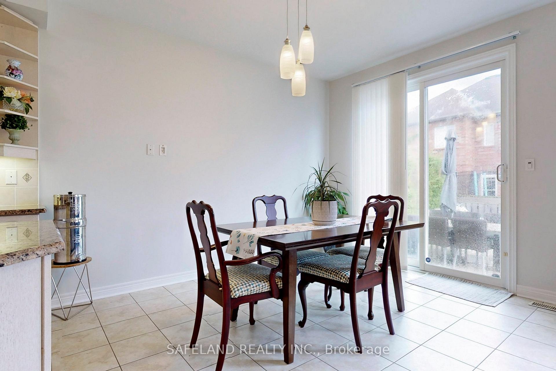 Photo 12 of 41 Eakins Drive, Aurora, Bayview Northeast — HOMEH