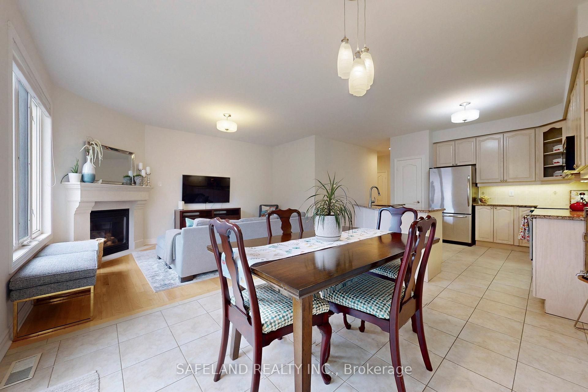Photo 13 of 41 Eakins Drive, Aurora, Bayview Northeast — HOMEH