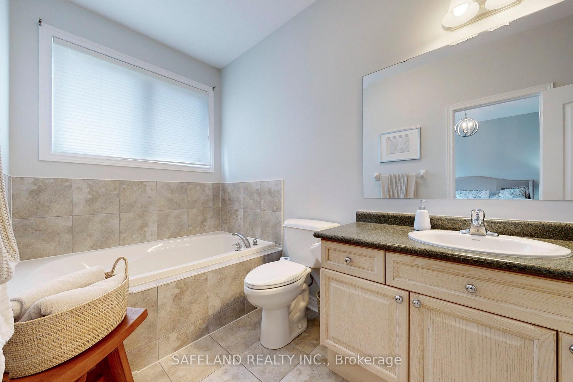 Photo 18 of 41 Eakins Drive, Aurora, Bayview Northeast — HOMEH