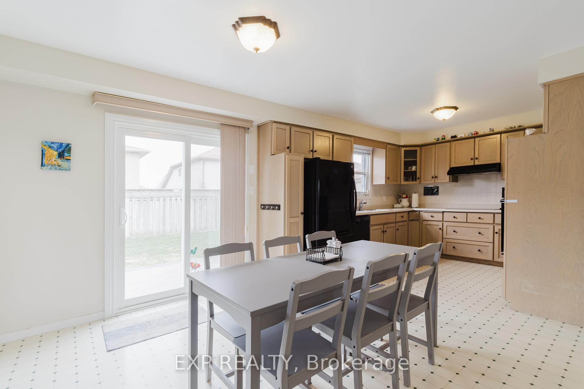 Photo 21 of 37 Springgarden Crescent, Hamilton, Stoney Creek Mountain — HOMEH
