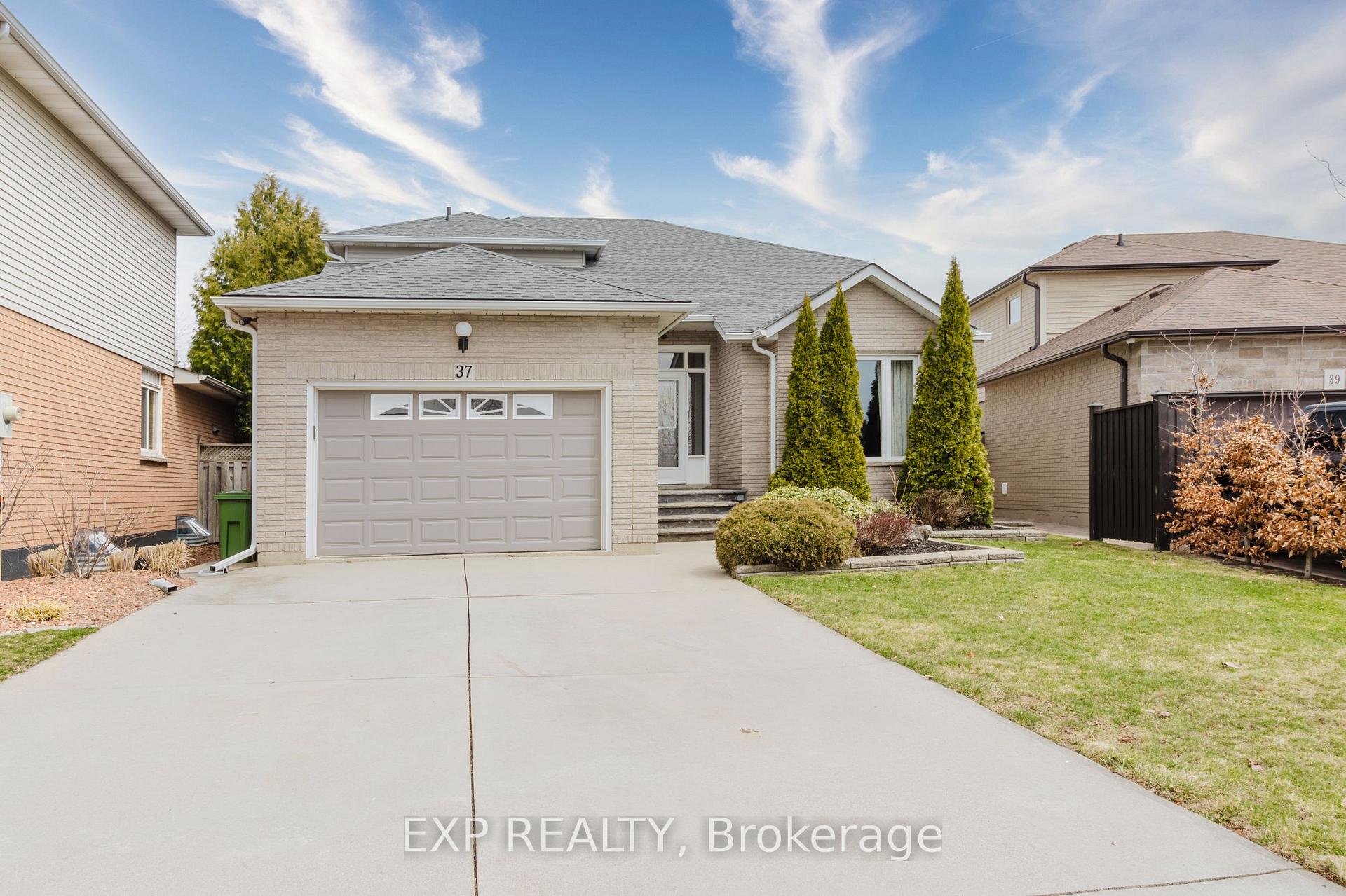 Photo 2 of 37 Springgarden Crescent, Hamilton, Stoney Creek Mountain — HOMEH
