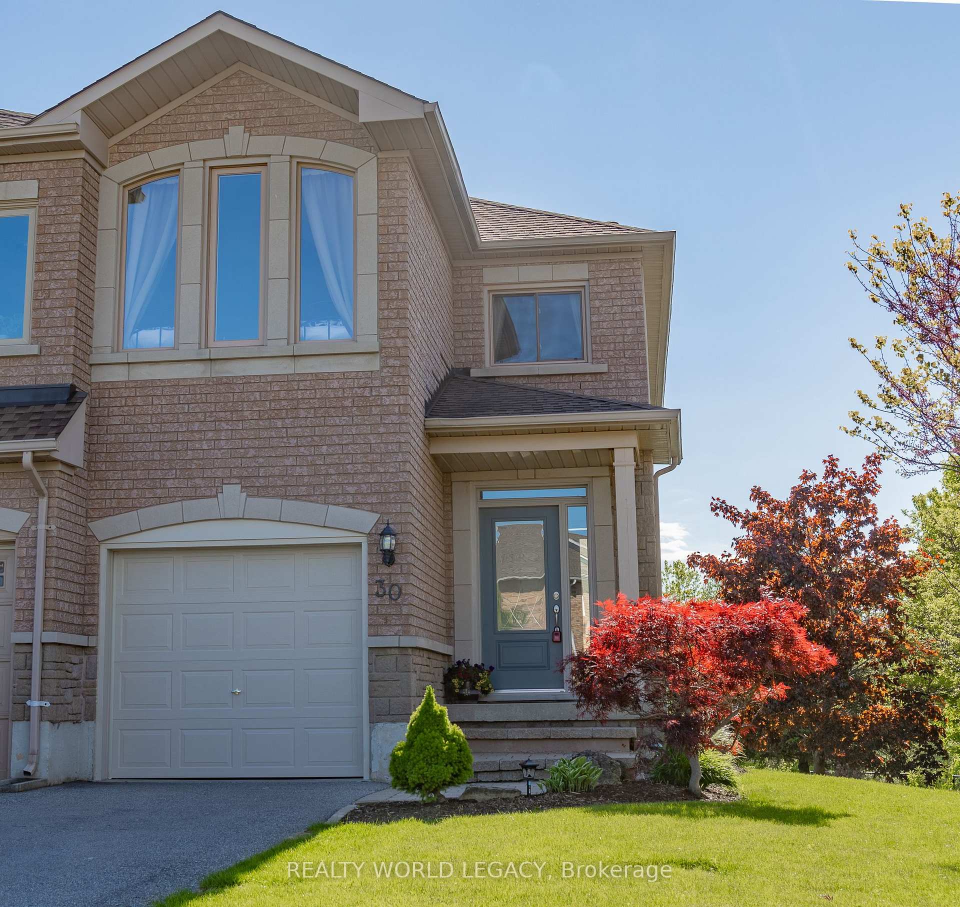 Photo 4 of 30 Kildonan Crescent, Hamilton, Waterdown — HOMEH