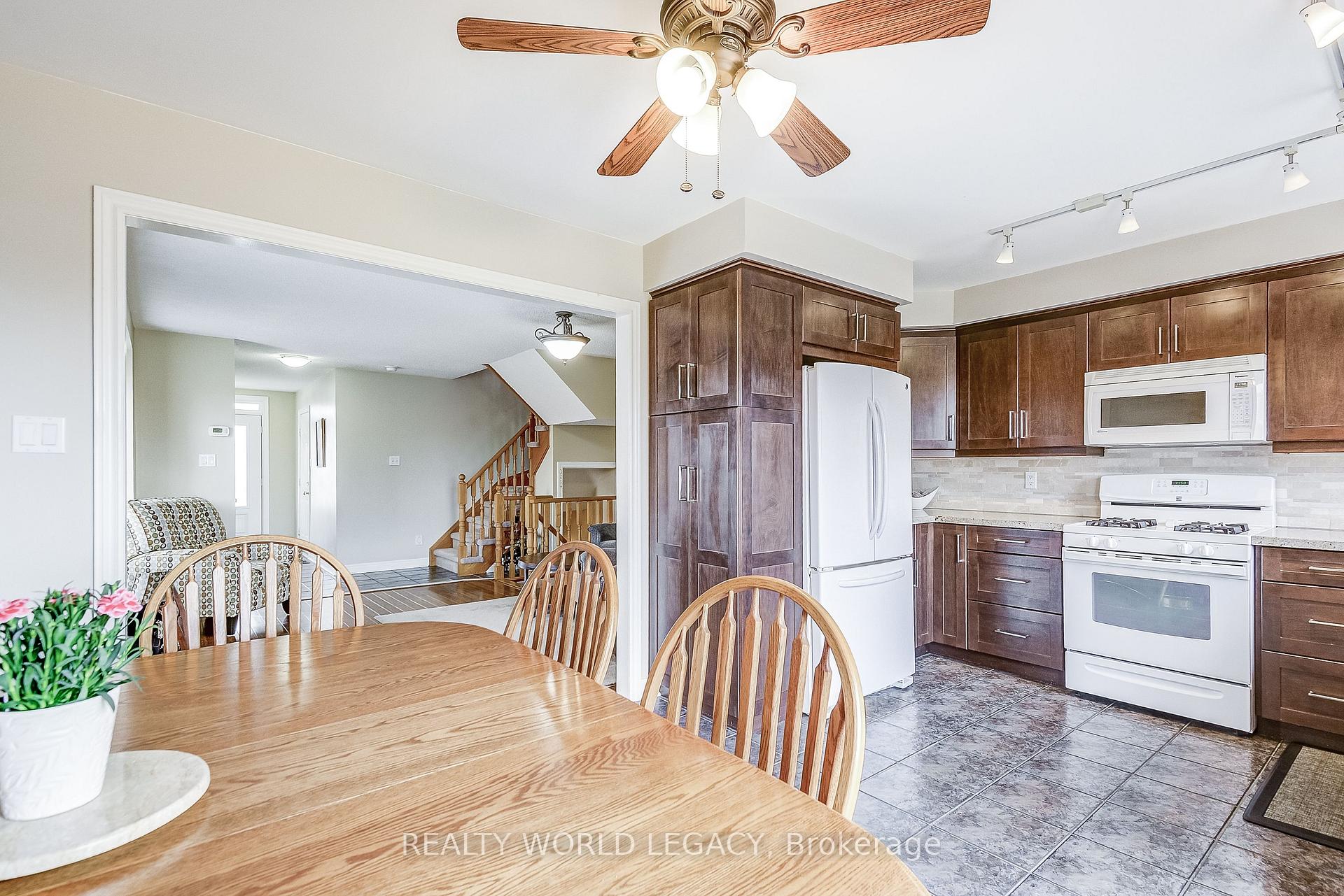 Photo 13 of 30 Kildonan Crescent, Hamilton, Waterdown — HOMEH